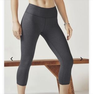 Fabletics Grey Cropped Athletic Leggings Gym Women's Medium M Basic Original EUC